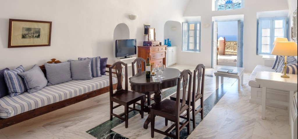 Authentic Santorinian Residence at Aigialos 