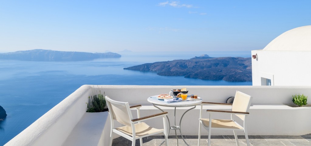 Breakfast with caldera and volcano views at Aigialos 