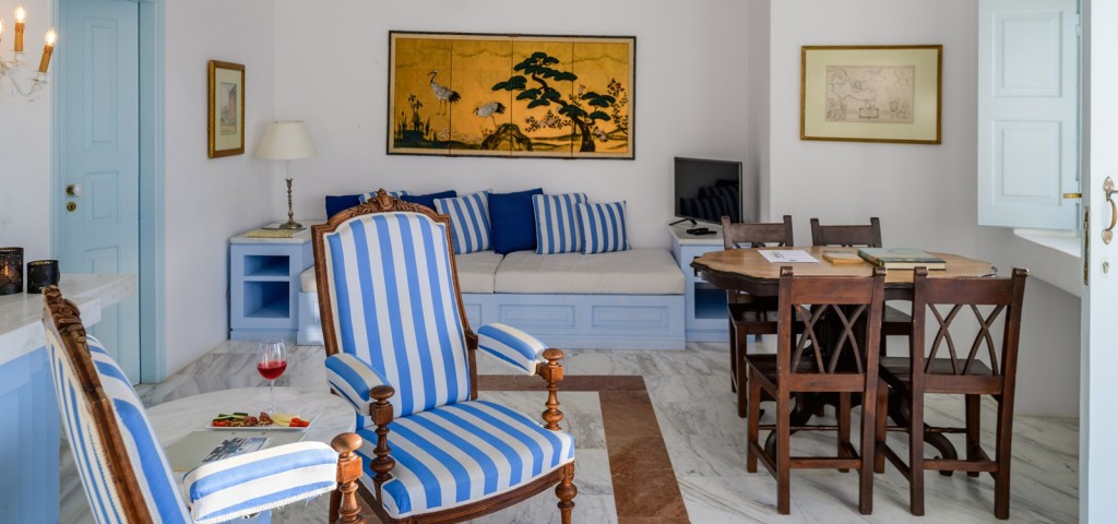 Spacious living area in the Mansion Sunset View residence 