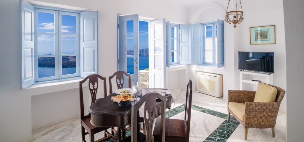 Panoramic Sunset Suite dining area