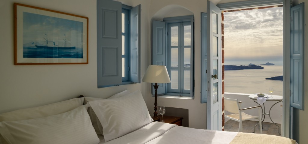 Panoramic Sunset Suite bedroom with direct view to caldera and volcano