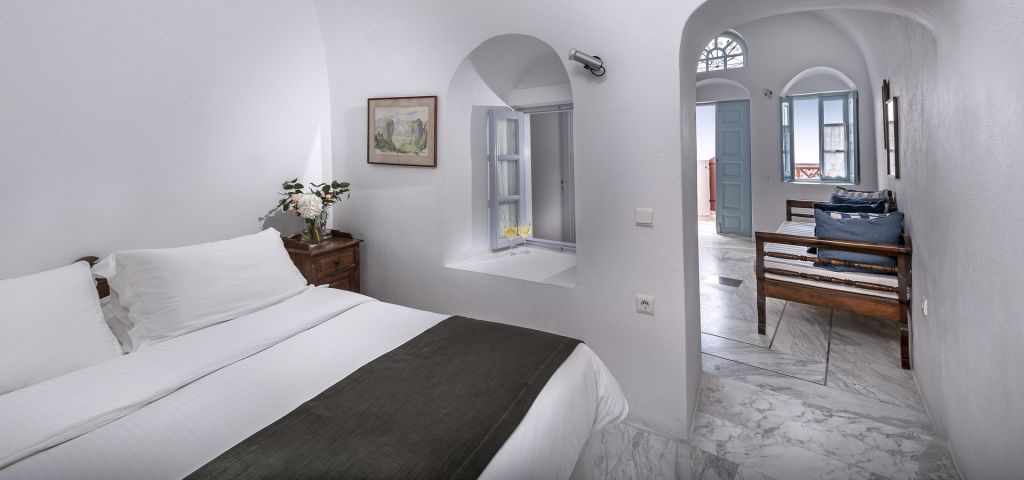 Cycladic cave-house accommodation in Fira 