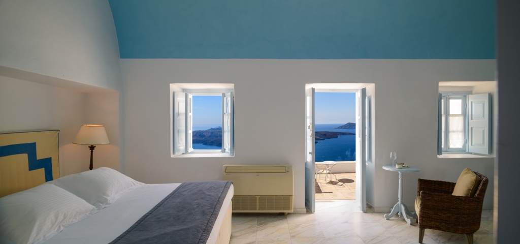 Restored neoclassical residence in Fira 