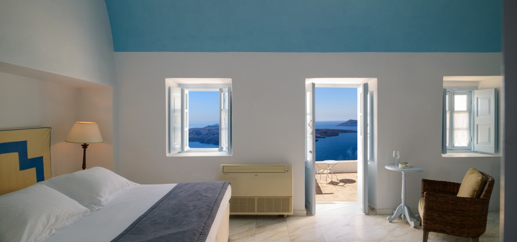 Spacious suite with private balcony in Fira 